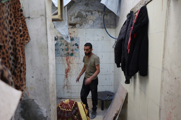 Dans un appartement endommagé la veille par une frappe israélienne dans le camp de réfugiés de Burej, dans le centre de la bande de Gaza, le 20 octobre 2025