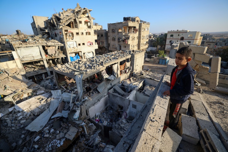 Un garçon rpalestinien regarde les décombres des bâtiments détruits dans une frappe israélienne à Bureij, dans le centre de la bande de Gaza, le 20 octobre 2025