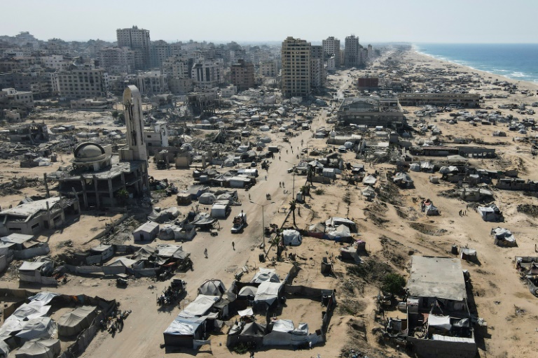 Vue aérienne des alentours du port de la ville de Gaza, dans le nord du territoire palestinien dévasté par deux ans de guerre, 20 octobre 2025