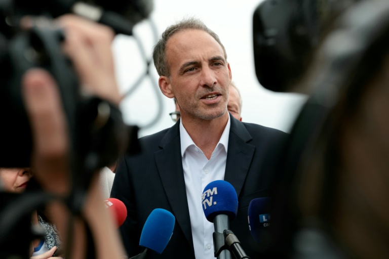 Le candidat Place publique à la primaire de la gauche Raphaël Glucksmann s'adresse aux médias en marge de l'université d'été du Parti socialiste (PS) à Blois, le 29 août 2026 dansle Loir-et-Cher