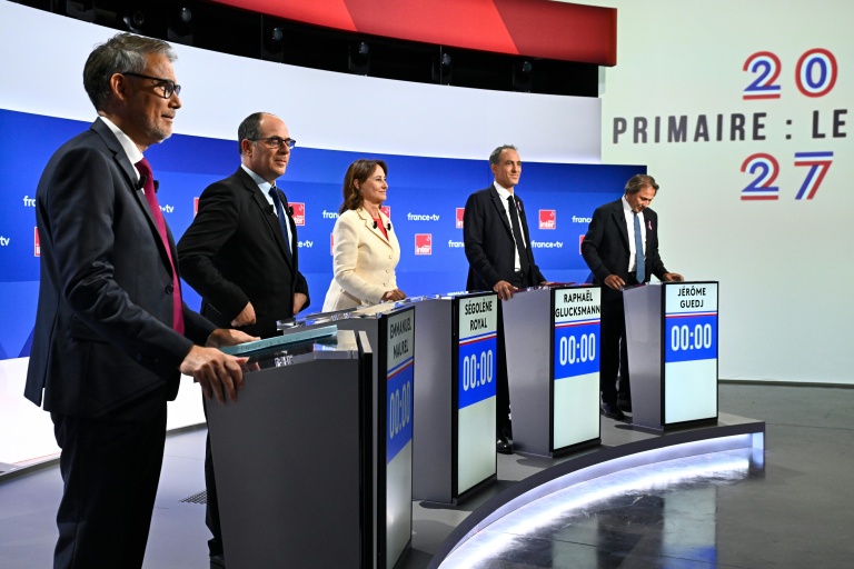 Les candidats à la primaire sociale-démocrate lors d'un débat sur France 2/France Inter à la Maison de la radio à Paris, le 1er octobre 2026