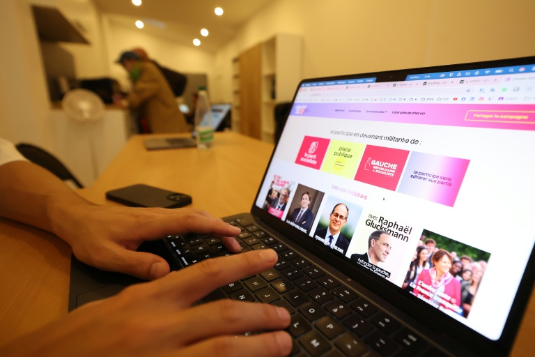 Une personne vote en ligne pour la primaire  sociale-démocrate à Paris, le 9 octobre 2026