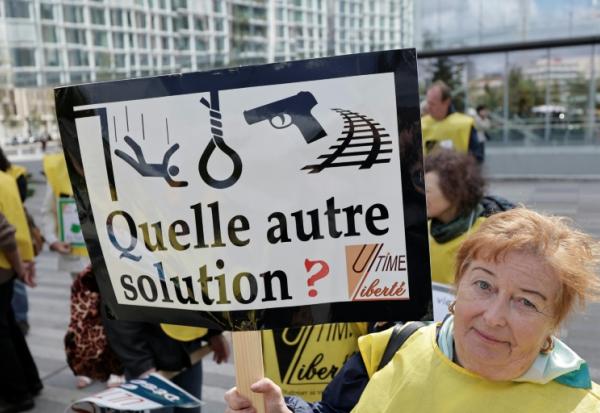 Manifestation de soutien à 12 militants du suicide assisté à l'ouverture de leur procès, le 15 septembre 2025 à Paris