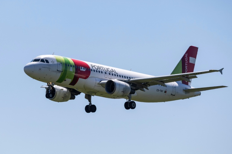 Un avion de la compagnie aérienne TAP Air Portugal décolle de l'aéroport Humberto Delgado de Lisbonne, le 2 avril 2026