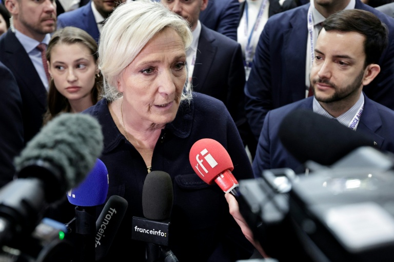 La présidente des députés RN Marine Le Pen et le député RN Jean-Philippe Tanguy le 1er avril 2026 à Villepinte, près de Paris