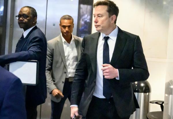 Elon Musk arrive au tribunal fédéral d'Oakland, le 30 avril 2026 en Californie
