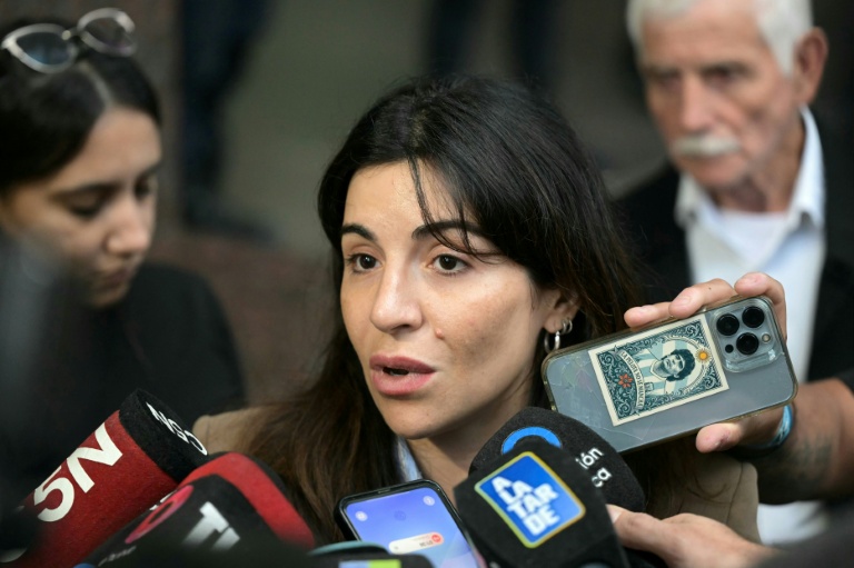 Gianinna Maradona, fille de la légende du football argentin Diego Maradona, s'adresse aux médias à la sortie du tribunal, à San Isidro, dans la province de Buenos Aires, en Argentine, le 21 avril 2026