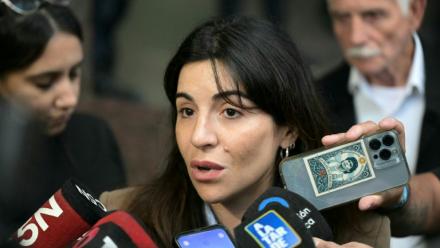 Gianinna Maradona, fille de la légende du football argentin Diego Maradona, s'adresse aux médias à la sortie du tribunal, à San Isidro, dans la province de Buenos Aires, en Argentine, le 21 avril 2026