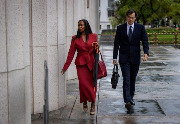 Adam Mosseri (à droite) à Los Angeles le 11 février 2026