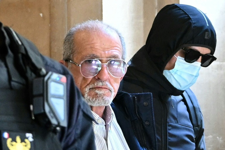 Aomar Ait Khedache (au centre) au début de son procès à Paris, le 28 avril 2025