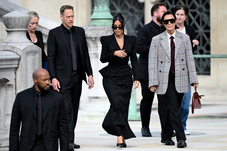 Kim Kardashian (C) sort du palais de justice de Paris après avoir témoigné au procès de son braquage, le 13 mars 2025