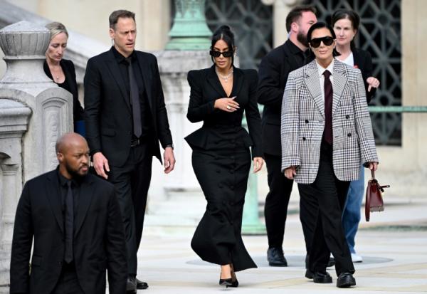 Kim Kardashian (C) sort du palais de justice de Paris après avoir témoigné au procès de son braquage, le 13 mars 2025