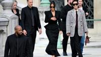 Kim Kardashian (C) sort du palais de justice de Paris après avoir témoigné au procès de son braquage, le 13 mars 2025