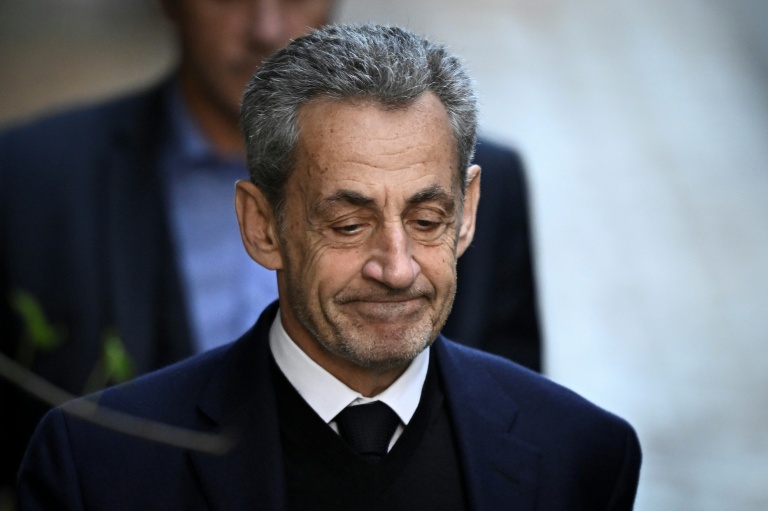 L'ancien président Nicolas Sarkozy quitte sa résidence pour se présenter à la prison de La Santé, le 21 octobre 2025 à Paris 
