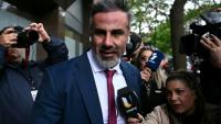 Le neurochirurgien Leopoldo Luque arrive tribunal de San Isidro pour les plaidoiries de la défense dans le procès concernant le décès de la légende du football argentin Diego Maradona, le 21 octobre 2026 dans la province de Buenos Aires, en Argentine