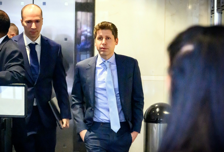 Le patron d'OpenAI Sam Altman, à droite et à sa gauche Greg Brockman, président et cofondateur d'OpenAI, au palais de justice d'Oakland, en Californie, le 30 avril 2026