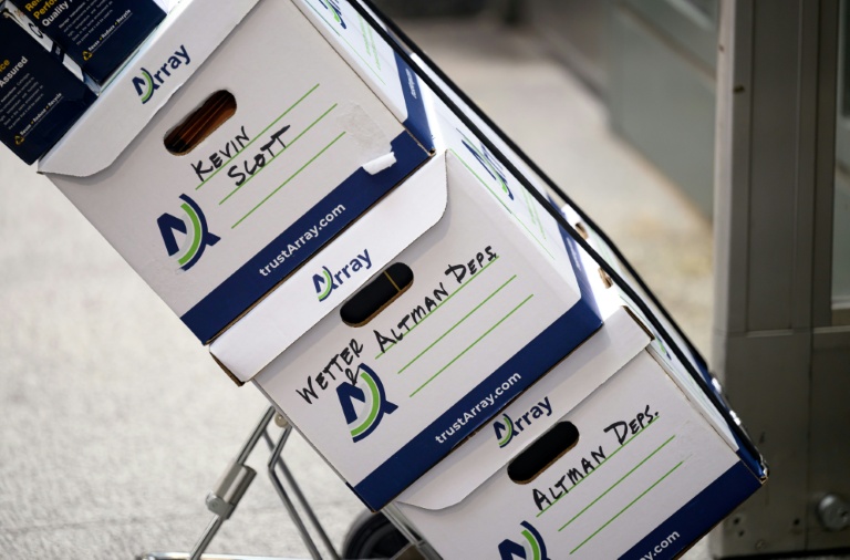 Des cartons de documents juridiques acheminés au palais de justice fédéral d'Oakland pour le procès intenté par Elon Musk contre OpenAI, le 12 mai 2026 en Californie