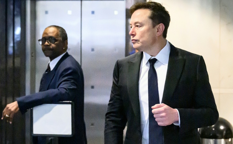 Elon Musk arrive au tribunal fédéral d'Oakland, pour son procès contre OpenAI, le 30 avril 2026 en Californie