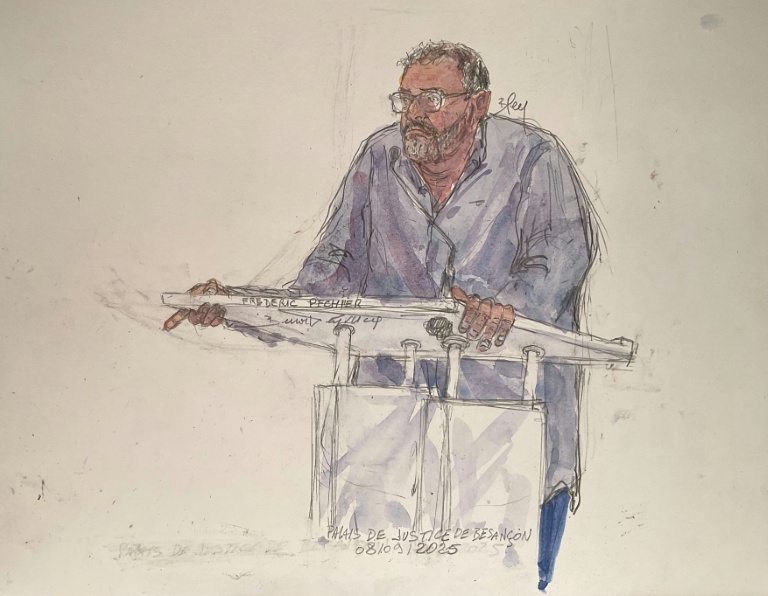 Croquis d'audience du 8 septembre 2025 montrant l'ancien anesthésiste Frédéric Péchier à l'ouverture de son procès, au palais de justice de Besançon, dans le Doubs