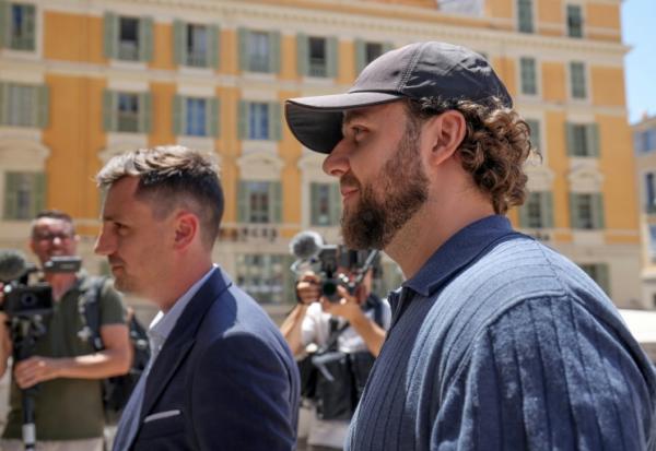 Le streamer Owen Cenazandotti (d), alias Naruto, arrive au tribunal de Nice pour l'ouverture de son procès, le 6 juillet 2026, poursuivi avec son collègue streamer Safine Hamadi, alias Safine, pour des faits de violence liés au décès de Raphaël Graven, connu en ligne sous le nom de Jean Pormanove, survenu lors d'une diffusion en direct