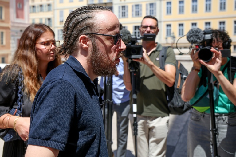 Stéphane G., alias Coudoux, arrive au tribunal de Nice, le 6 juillet 2026, pour l'ouverture du procès des streameurs Safine et Naruto, poursuivis pour des faits de violence liés au décès de Raphaël Graven, connu en ligne sous le nom de Jean Pormanove, survenu lors d'une diffusion en direct