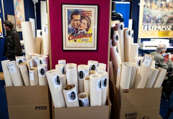 Des objets et des affiches de cinéma de la collection René Chateau exposés à Paris, le 7 avril 2026 avant leur vente aux enchères par la maison Millont, le 9 avril 2026