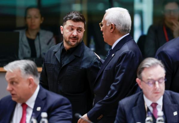 Le président ukrainien Volodymyr Zelensky s'entretient avec le président du Conseil européen Antonio Costa pendant un sommet de l'UE à Bruxelles, le 18 décembre 2025