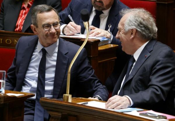 Le Premier ministre François Bayrou (d) et le ministre de l'Intérieur, Bruno Retailleau, à l'Assemblée nationale à Paris, le 29 avril 2025
