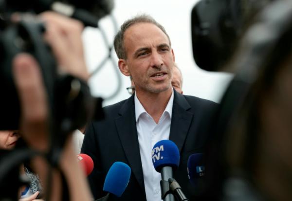 Raphaël Glucksmann, chef de Place publique et candidat à l'élection présidentielle de 2027, s'adresse à la presse, le 29 août 2026 à Blois, dans le Loir-et-Cher