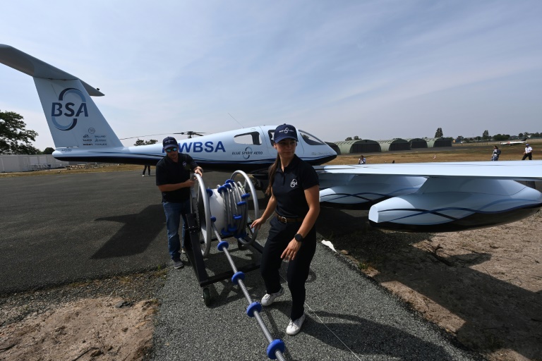 Des employés de Blue Spirit Aero ravitaillent en hydrogène le petit avion Dragonfly sur le tarmac de l'aéroport du Mans, le 10 juin 2025 dans la Sarthe