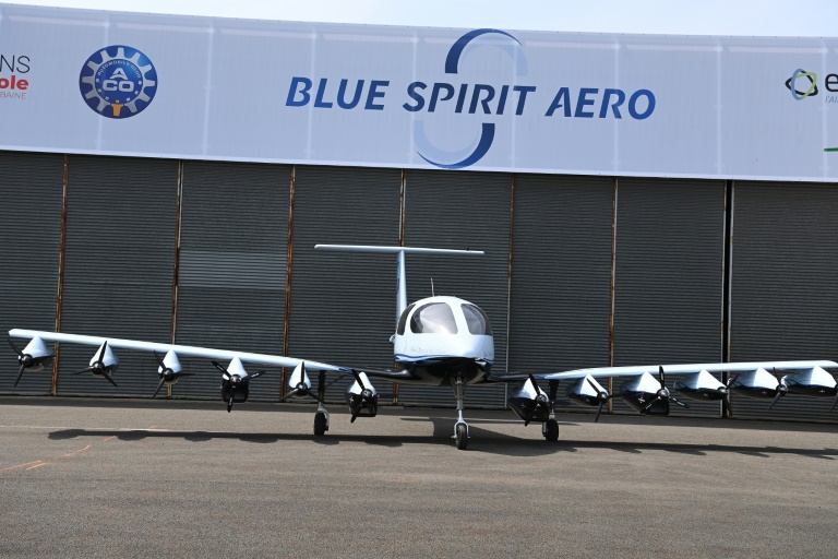 Le petit avion à hydrogène Dragonfly de la start-up Blue Spirit Aero lors de sa présentation à l'aéroport du Mans, le 10 juin 2025 dans la Sarthe