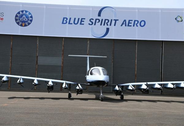 Le petit avion à hydrogène Dragonfly de la start-up Blue Spirit Aero lors de sa présentation à l'aéroport du Mans, le 10 juin 2025 dans la Sarthe