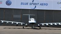 Le petit avion à hydrogène Dragonfly de la start-up Blue Spirit Aero lors de sa présentation à l'aéroport du Mans, le 10 juin 2025 dans la Sarthe