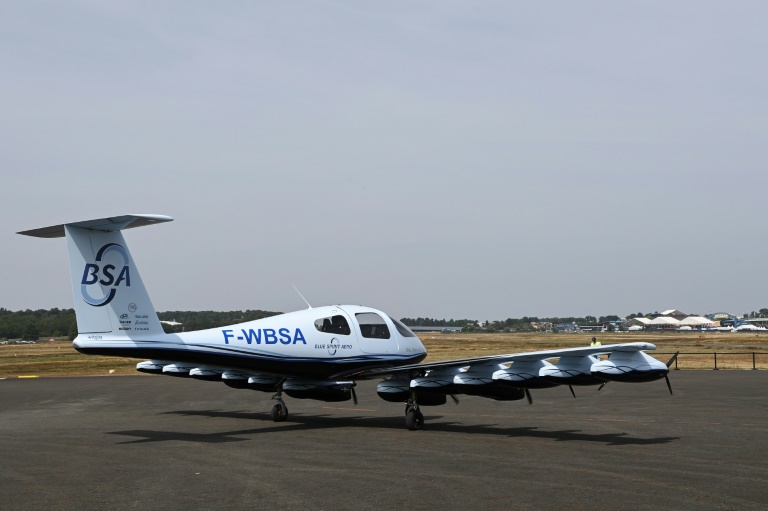 Le petit avion à hydrogène Dragonfly de la start-up Blue Spirit Aero sur le tarmac de l'aéroport du Mans, le 10 juin 2025 dans la Sarthe
