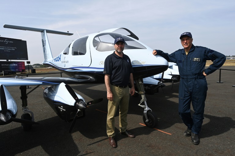 Olivier Savin (d), fondateur de la start-up Blue Spirit Aero, et Philippe Perrin, astronaute et pilote d'essai du petit avion à hydrogène Dragonfly à l'aéroport du Mans, le 10 juin 2025 dans la Sarthe