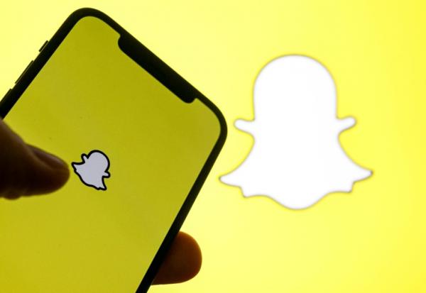 Interrogé par l'AFP, Snapchat assure agir pour offrir à ses utilisateurs "un environnement qui place en priorité leur sécurité et la réduction des risques et des dommages potentiels"