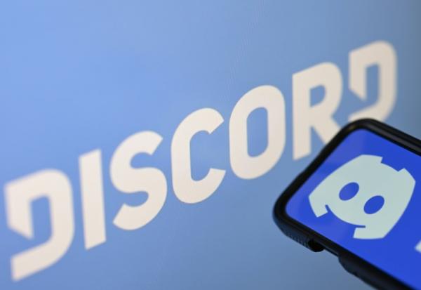 Photo d'illustration du logo de la société américaine Discord affiché sur un smartphone et un écran à Rio de Janeiro, au Brésil, le 12 août 2026