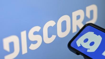 Photo d'illustration du logo de la société américaine Discord affiché sur un smartphone et un écran à Rio de Janeiro, au Brésil, le 12 août 2026