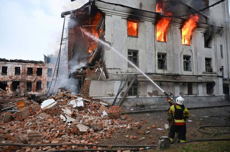 Un pompier lutte contre un incendie dans un bâtiment après une série d'attaques russes contre la ville de Kharkiv, dans l'est de l'Ukraine, le 7 juin 2025