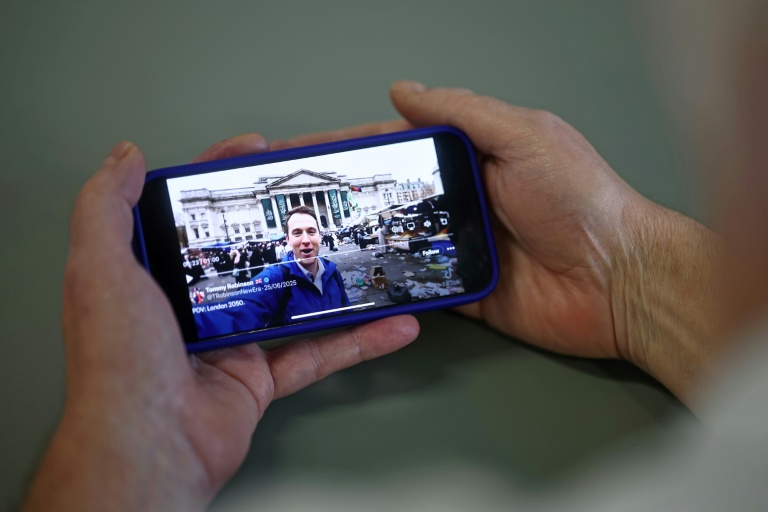 Une vidéo générée par l'IA de Londres en déclin, partagée sur le compte X de l'activiste d'extrême droite britannique Tommy Robinson, visionnée sur un smartphone, le 10 octobre 2025 à Londres