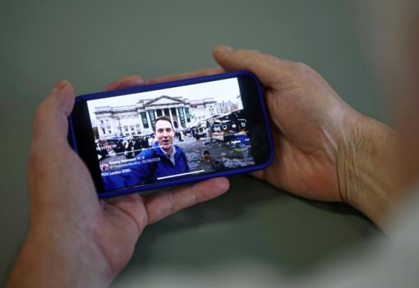 Une vidéo générée par l'IA de Londres en déclin, partagée sur le compte X de l'activiste d'extrême droite britannique Tommy Robinson, visionnée sur un smartphone, le 10 octobre 2025 à Londres
