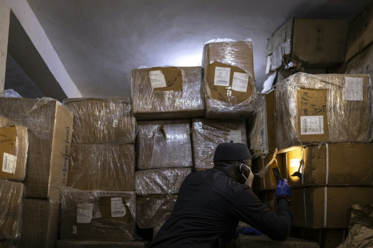 Des cartons contenant des produits pharmaceutiques à base de tapentadol saisies par l'Agence nigériane anti-drogue à Lagos, le 19 février 2026 au Nigeria