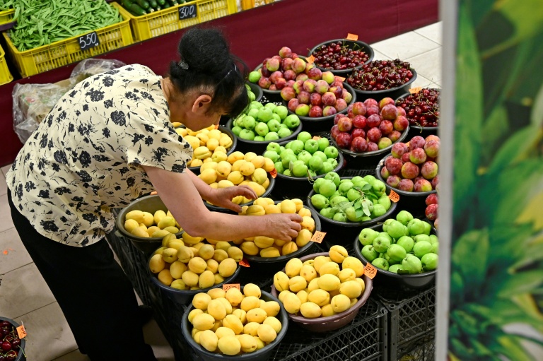 Une femme achète des abricots à Erevan, le 4 juillet 2026 en Arménie
