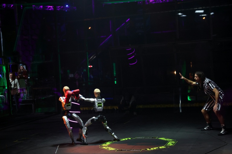 Deux robots de l'UFB (Ultimate Fighting Robot) s'affrontent sous les yeux d'un arbitre à la BattleBots Arena de Las Vegas, le 6 janvier 2026