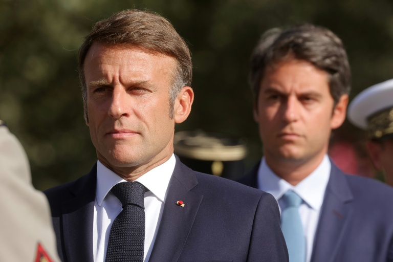 Emmanuel Macron à gauche et Gabriel Attal à droite, le 25 août 2024, à Paris