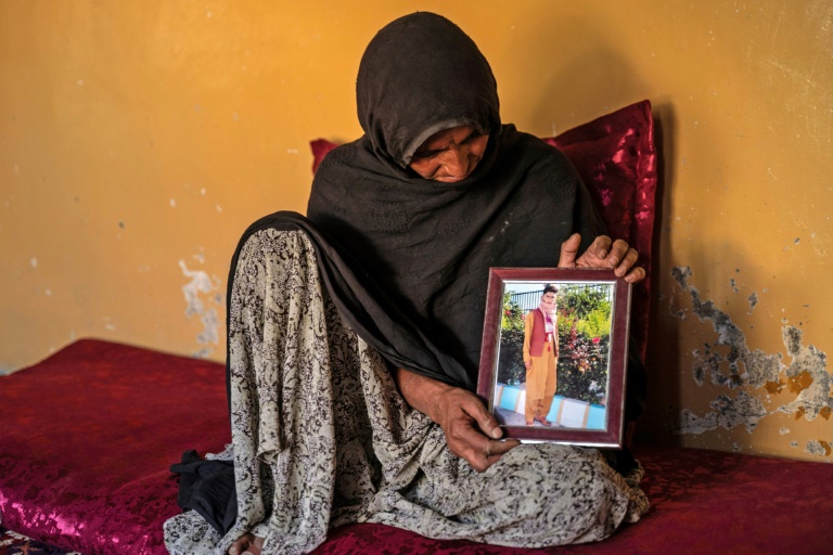 Photo prise le 1er juin 2025 à Kaboul de Zar Bibi, la mère de Shafiullah Hotak, mort après être tombé d'un avion C-17 de l'armée de l'air américaine lors des opérations d'évacuation de Kaboul reprise par les talibans