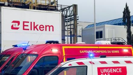 Des camions de pompiers devant l'usine chimique Elkem Silicones, après une explosion, le 22 décembre 2025 à Saint-Fons, dans le Rhône