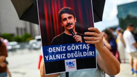 Une personne tient une pancarte de soutien à l'humoriste turc Deniz Goktas, sur laquelle on peut lire "Deniz Goktas n'est pas seul", lors d'une manifestation devant le palais de justice de Çağlayan, à Istanbul, le 3 juillet 2026