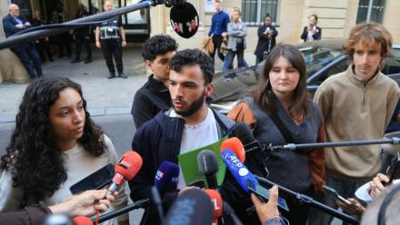 De g à d : la secrétaire nationale de l'USL Lydia Hamadene, les secrétaires généraux de l'USL Ryad Rani et de l’Union étudiante Éloïse Lefebvre-Milon et le co-secrétaire général de l'USL Marius Mesnil lors d'un point-presse devant le ministère de l'Education à Paris, le 2 octobre 2026