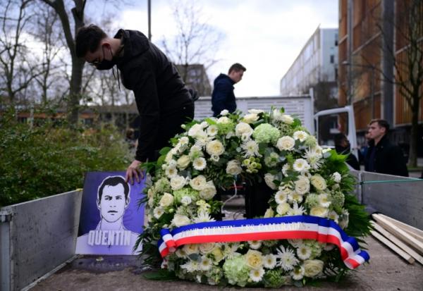 Une couronne de fleurs et un portrait de Quentin Deranque avant une marche en sa mémoire, le 21 février 2026 à Lyon